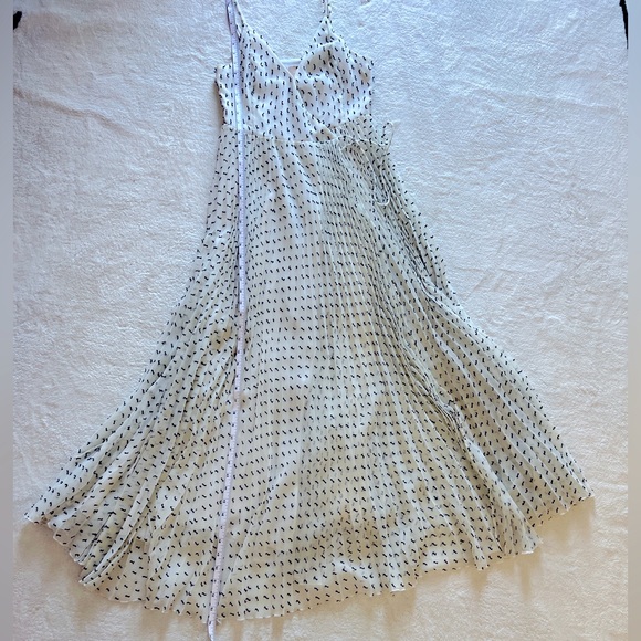 Pleated wrap around maxi dress by H&M 2019 collection by blogger - Picture 5 of 10